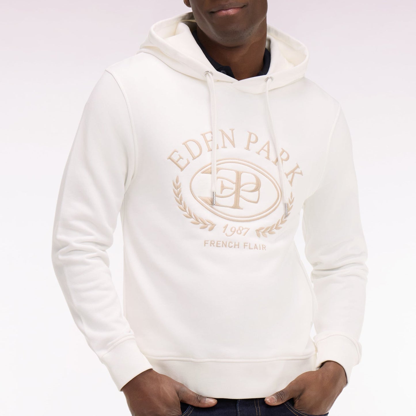 https://www.ausoni.swiss/products/sweatshirt-a-capuche-brode-ecru